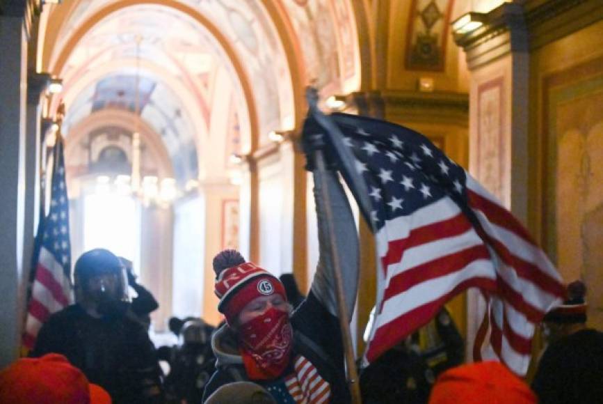 Supporters of US President Donald Trump protest inside the US Capitol on January 6, 2021, in Washington, DC. - Demonstrators breeched security and entered the Capitol as Congress debated the a 2020 presidential election Electoral Vote Certification. (Photo by ROBERTO SCHMIDT / AFP)