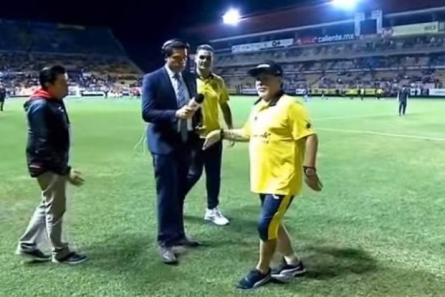 Maradona luego pidió que sacaran al periodista del campo. El Diego no estaba muy contento con el comunicador.