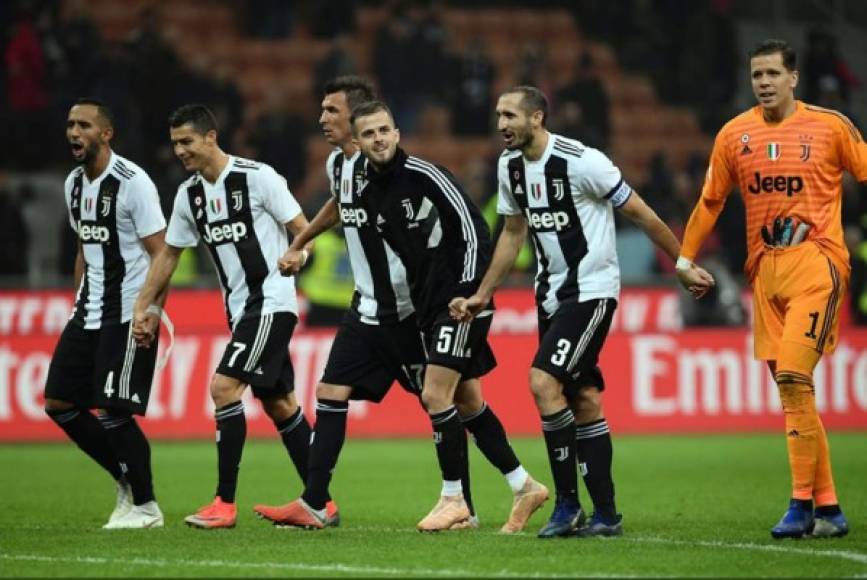 Los jugadores de la Juventus celebrarón la victoria al final del partido con los aficionados juventinos que llegaron a San Siro. Foto @JuventusFC