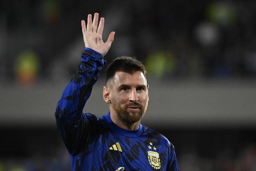 Lionel Messi saludando a los aficionados argentinos durante el calentamiento previo al inicio del partido.