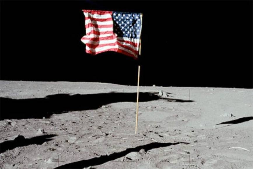 1. LA BANDERA BLANCA<br/>Los brillantes colores rojo, blanco y azul de la bandera estadounidense dejada por los astronautas del Apolo 11 hace mucho que se destiñeron, pues el estar expuesta al frío y a la radiación solar la han dejado completamente blanca. De hecho las otras cinco banderas, dejadas por otras tantas misiones Apolo, corrieron la misma suerte. La del Apolo 11 es la única que ya no sigue en pie pues al dejarla plantada muy cerca del módulo lunar, los astronautas la derribaron con los vapores del motor emitidos durante el despegue.