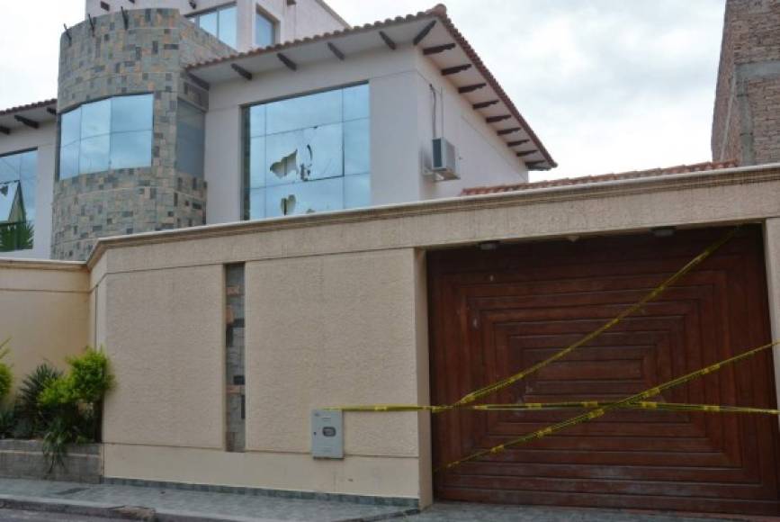 Los supuestos delincuentes rompieron las ventanas de la residencia y también forzaron las entradas.