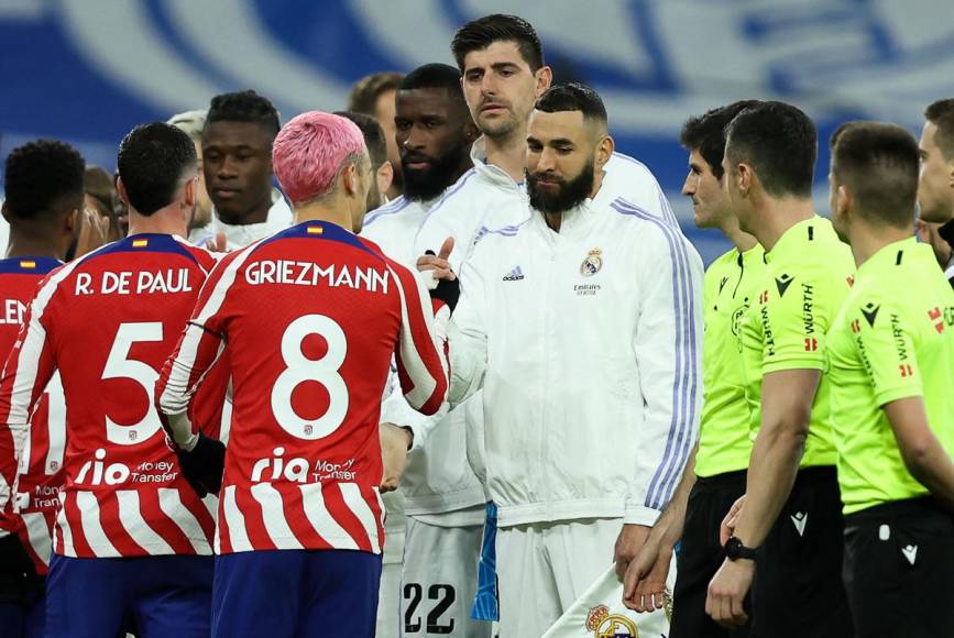 Los franceses Karim Benzema y Antoine Griezmann se saludan antes del inicio del derbi madrileño.