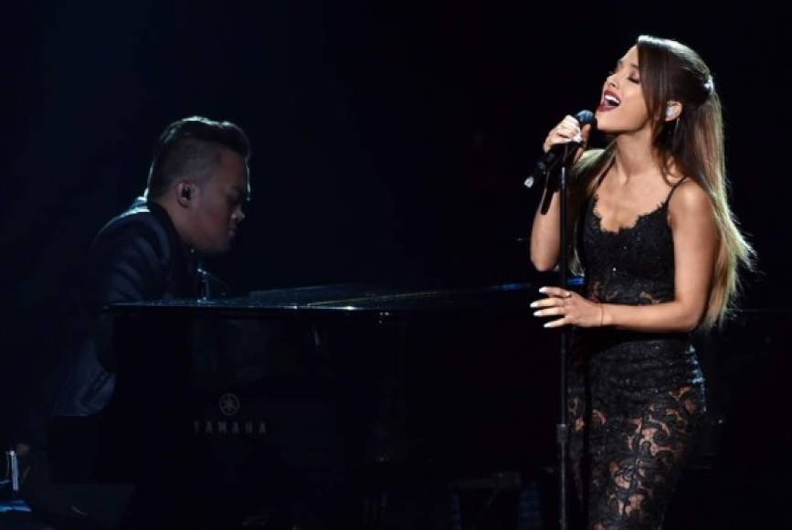 Ariana Grande durante su presentación American Music Awards 2014.