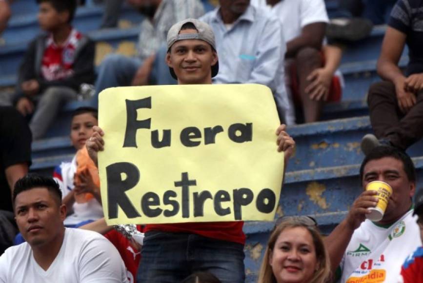 'Fuera Restrepo'. El malestar en los aficionados del Olimpia contra el entrenador colombiano era evidente en las gradas.