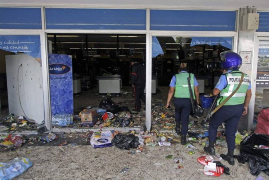 'Por este medio informamos a la población nicaragüense que los saqueos que se están realizando no forman parte de la población autoconvocada. No somos vándalos ni delincuentes, como el presidente inconstitucional Daniel Ortega y su esposa Rosario Murillo, quieren hacer creer a la población', señalaron los universitarios.