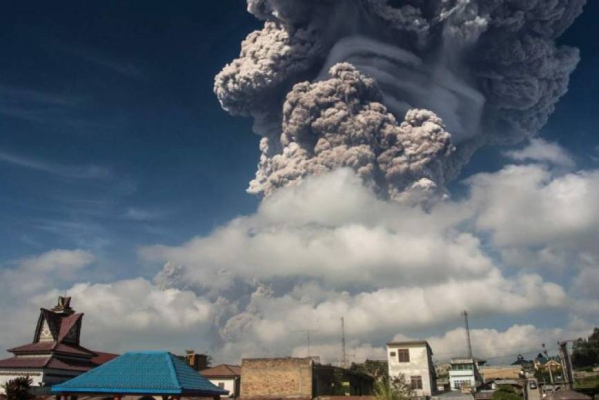 El volcán Sinabung, ubicado en la isla de Sumatra, en Indonesia, es uno de los más activos en Asia. Sus últimas erupciones se registraron en 2017 tras 400 años en calma. Se encuentra activo desde el 18 de febrero de 2018.