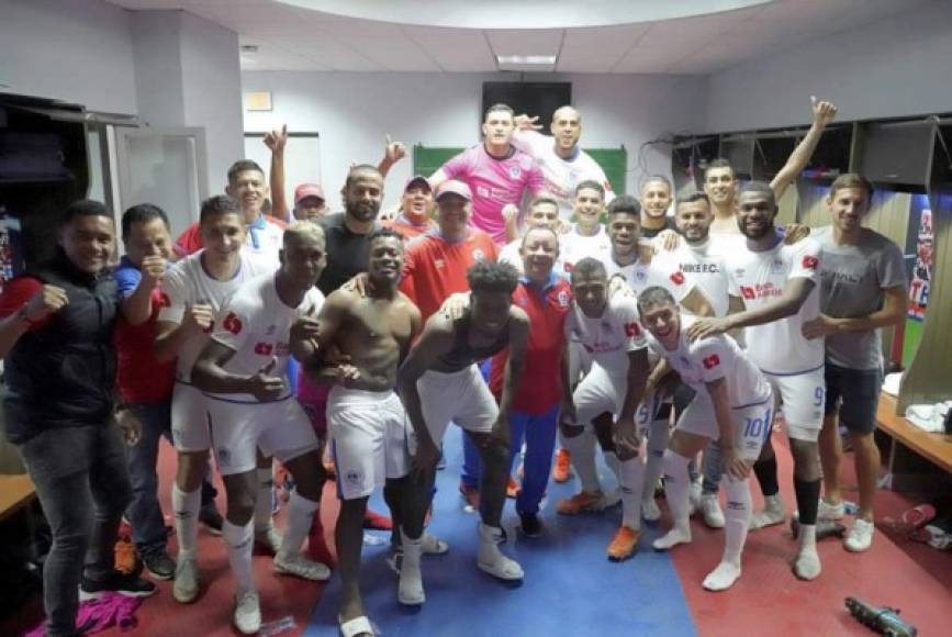 El Olimpia publicó imágenes de la celebración de los jugadores en el camerino del estadio Nacional tras el partido.