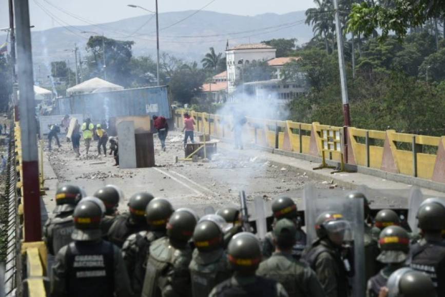 Los militares respondieron con gases lacrimógenos y balas de perdigones para dispersar a los manifestantes.