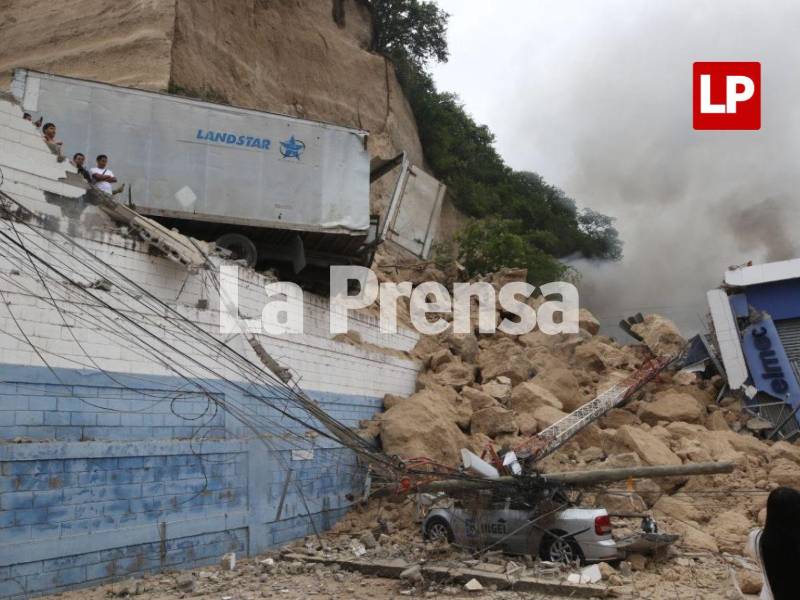 Familiares de las víctimas esperan noticias en la zona de la tragedia en Loarque, donde el derrumbe del cerro provocó un incendio y una intensa búsqueda.
