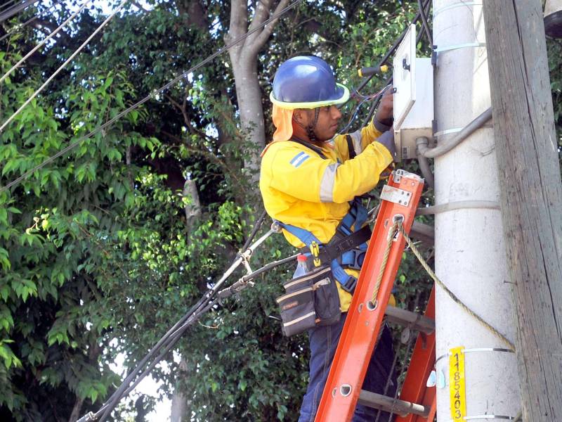 Un trabajador de EEH realizando trabajos técnicos.