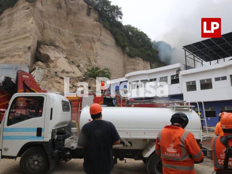 Cuatro personas permanecen desaparecidas tras el derrumbe de un cerro y el incendio en bodegas del anillo periférico. Bomberos mantienen intensa búsqueda.
