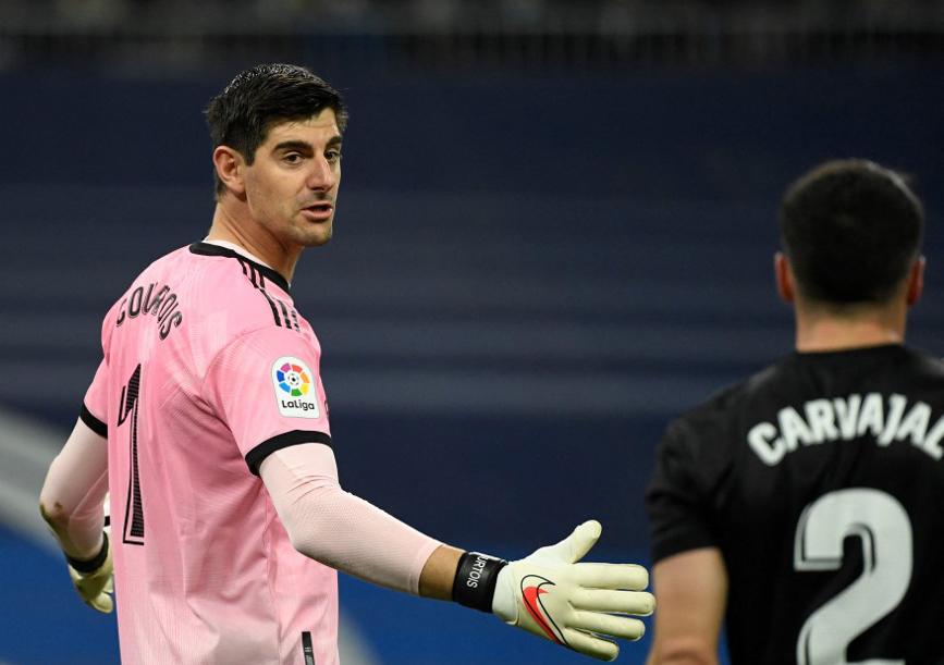 Polémica: Courtois se lleva de encuentro a Ancelotti tras la goleada sufrida ante Barcelona