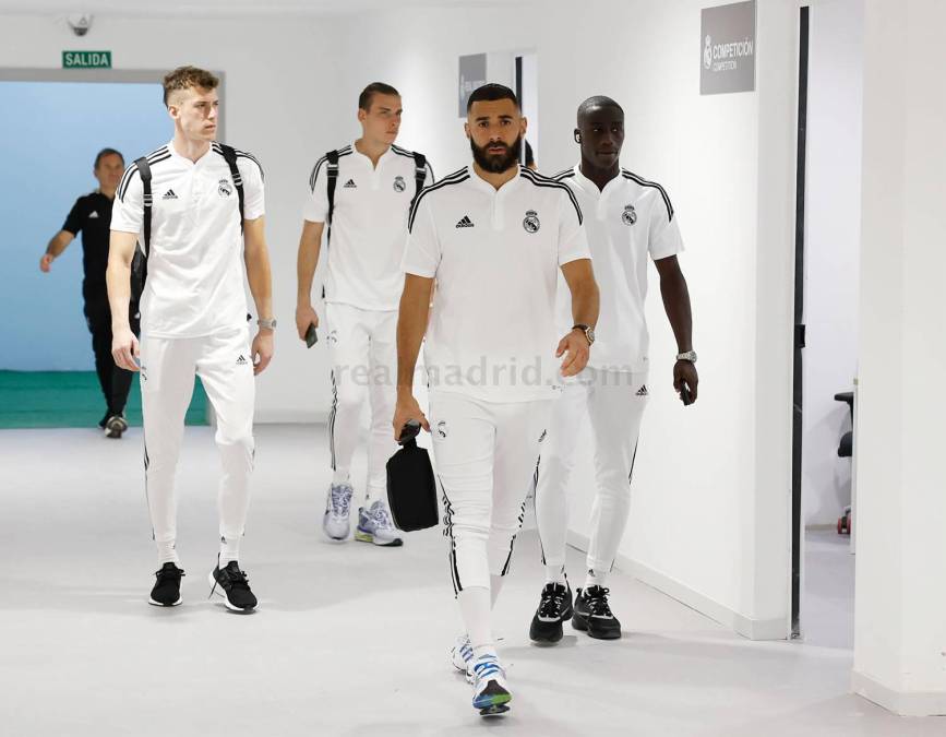 La vestimenta de los jugadores del Real Madrid a su llegada al estadio Santiago Bernabéu. Karim Benzema encabezando la expedición.