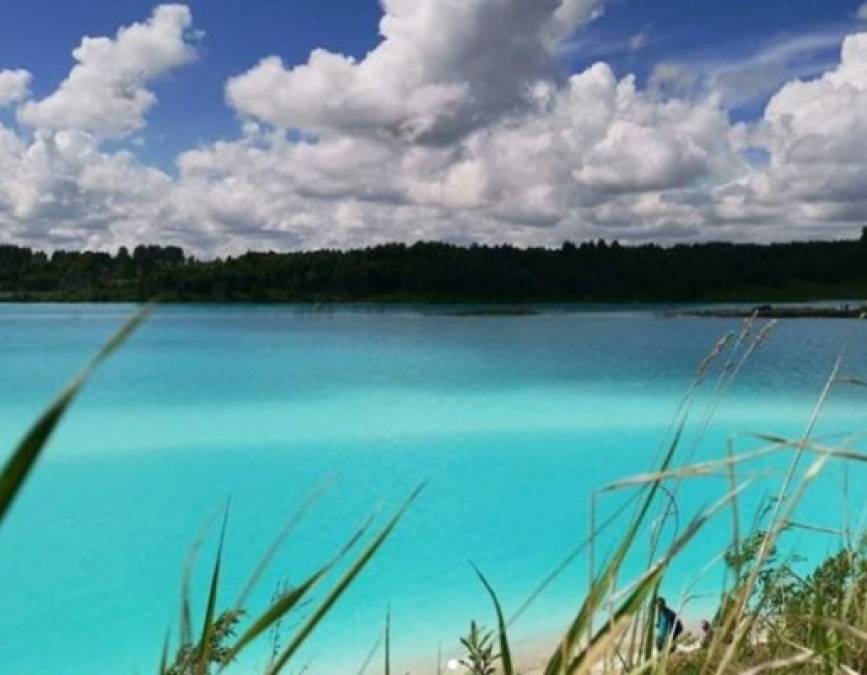 Este lago artificial es posiblemente el lugar perfecto para la postal de ensueño, pero no todo es lo que aparenta.