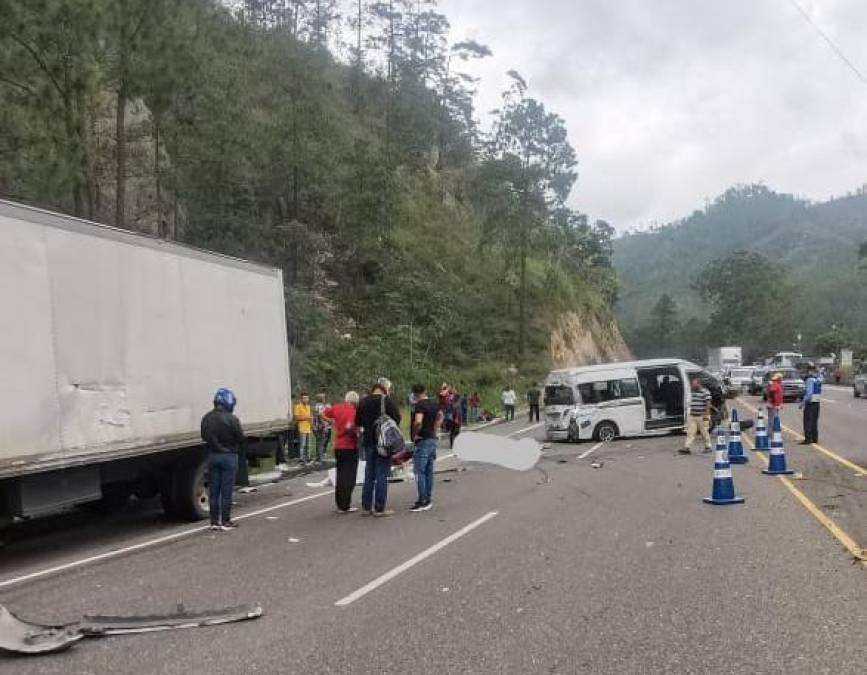 En la fuerte colisión, en la que participaron un microbús y un camión, tuvo lugar en el tramo carretero conocido como ´Puente en Curva´, de Siguatepeque, departamento de Comayagua, zona central de Honduras. 