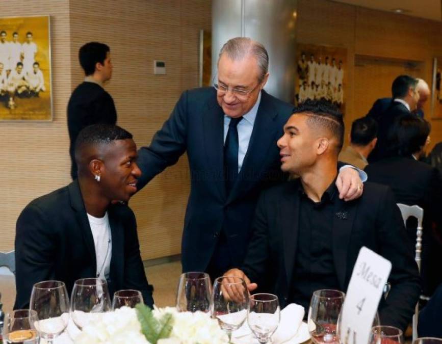 Florentino Pérez hablando muy amenamente con los brasileños Vinicius Jr., y Casemiro.