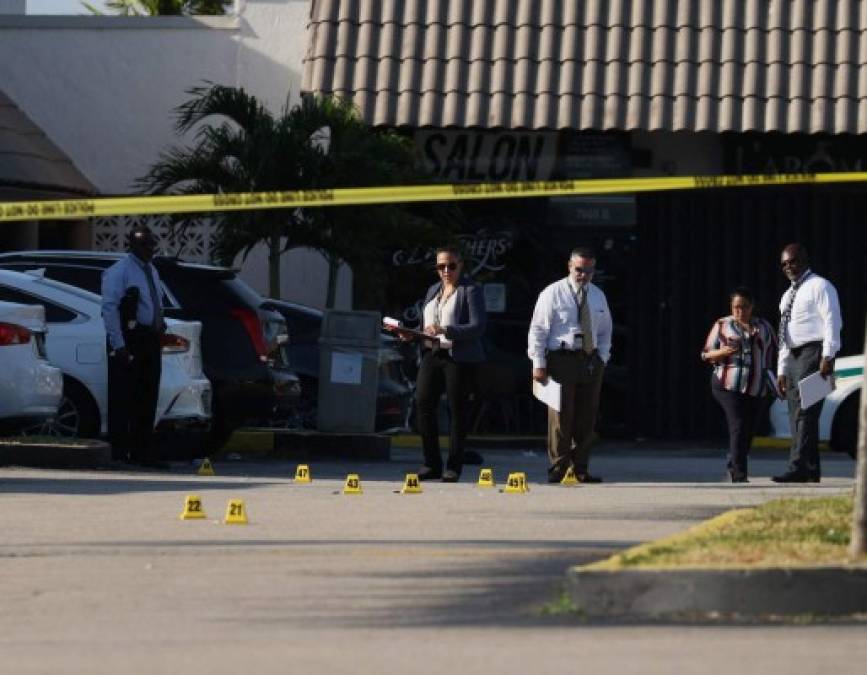 Las tres personas que dispararon indiscriminadamente contra los presentes, volvieron a subirse al auto y huyeron.