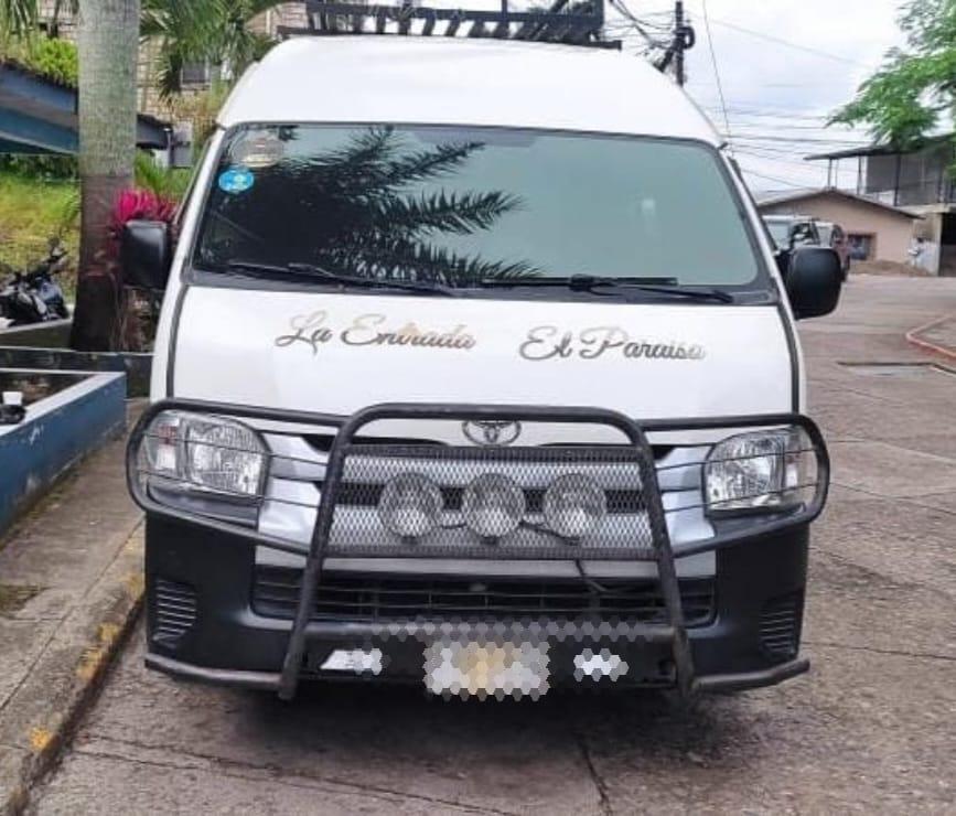 Microbús en el que iban los migrantes.