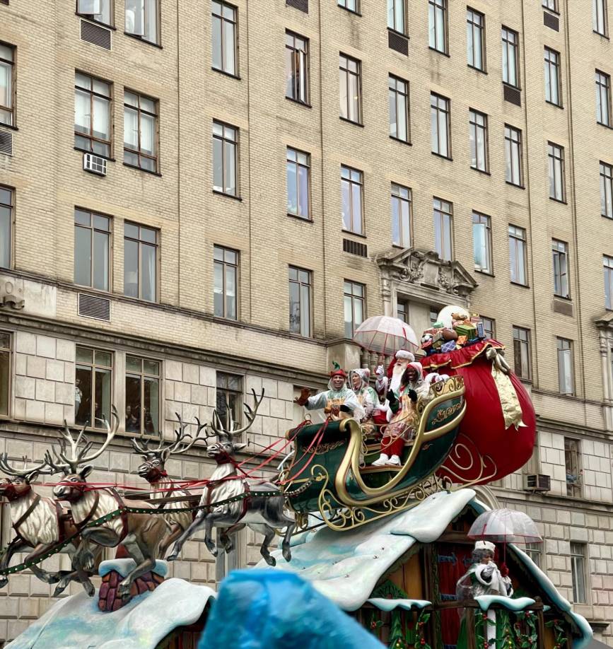 El desfile cerró con la llegada de la carroza de Santa Claus, dando por inaugurada la Navidad en Estados Unidos.