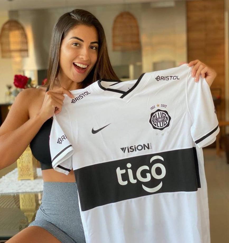La joven mostraba su apoyo al Olimpia de Paraguay, club al que pertenece Iván Torres.