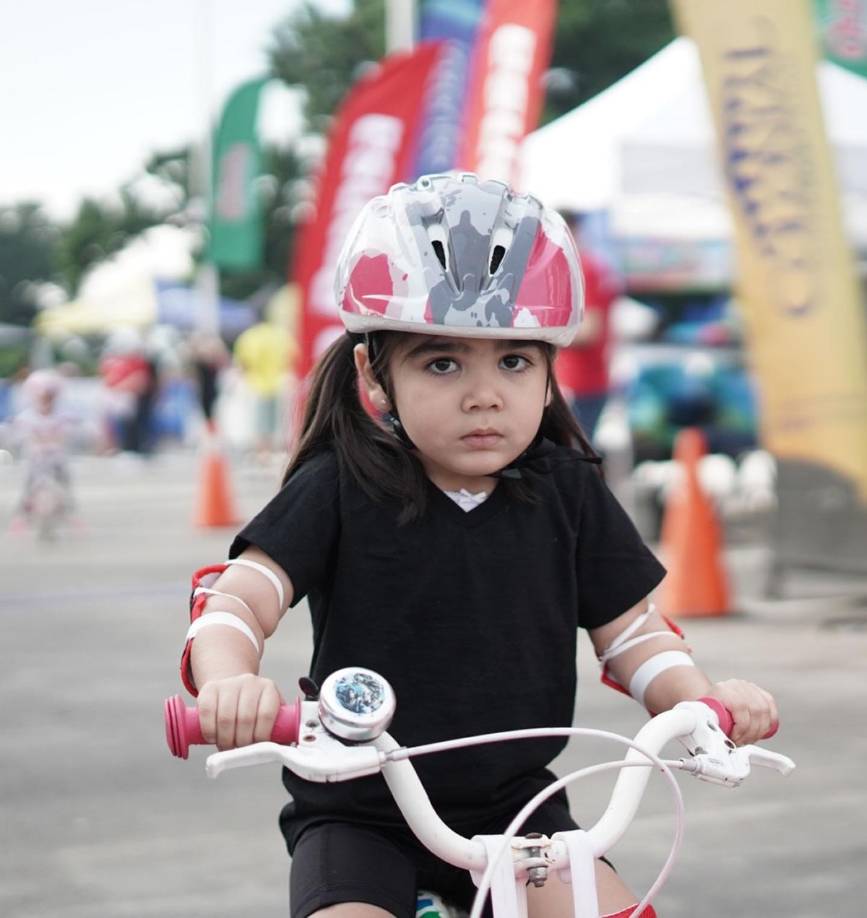 Una de las recomendaciones fue que todos los niños que participan en la vuelta infantil usen casco de seguridad. 