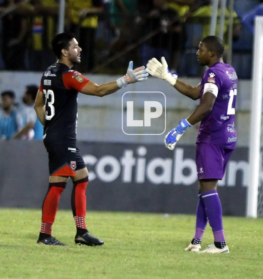 ‘Buba‘ López saludando a su colega del Alajuelense, Leonel Moreira.