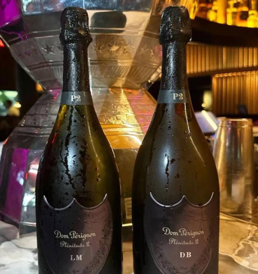 Otra de las cosas que llamó la atención en la noche fue <b>champagne personalizado</b> que el lugar le regaló a Messi. La botella del crack argentino tenía sus iniciales LM y al lado de ella había otra similar con las letras DB, en honor a David Beckham.