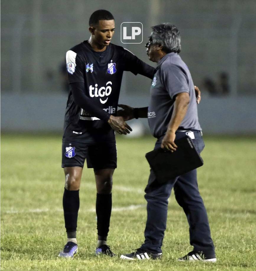 Cristian Sacaza se acercó a saludar al ‘Primitivo‘ Maradiaga al final del partido.