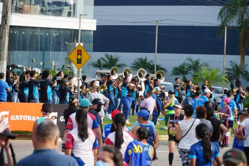 Las bandas de guerras pusieron el ambiente en la 46 edición de la Maratón de Diario LA PRENSA.