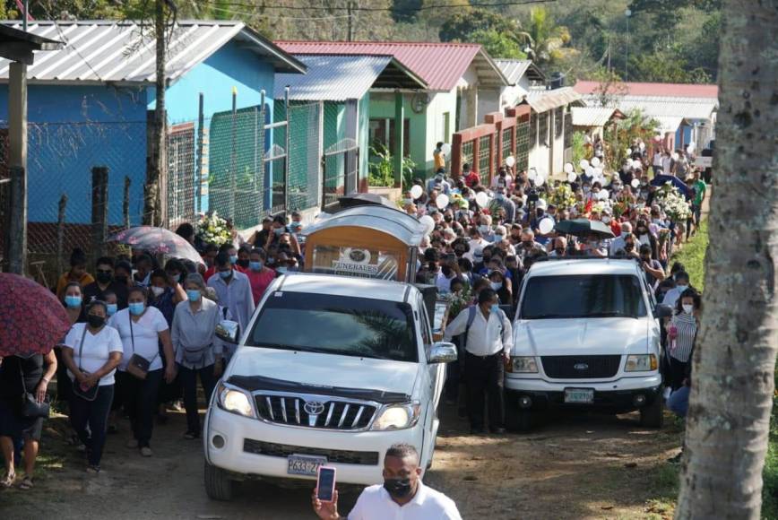 Miles de personas se trasladaron en marzo del 2022, hasta la aldea Agua Azul Sierra, en Santa Cruz de Yojoa, para darle el último adiós al padre Quique Vásquez, quien fue asesinado el 2 de marzo de ese mismo año.