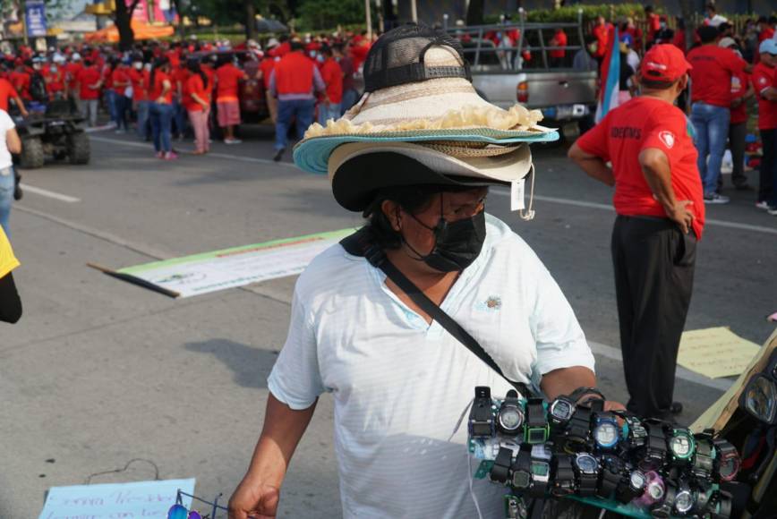 Los trabajadores hondureños piden a las autoridades estatales, entre otras exigencias, mejores condiciones laborales. Fotos: José Cantarero / La Prensa