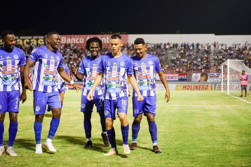 Damin Ramírez celebra con sus compañeros el gol de penal que el hizo al Olimpia en la remontada del Victoria.