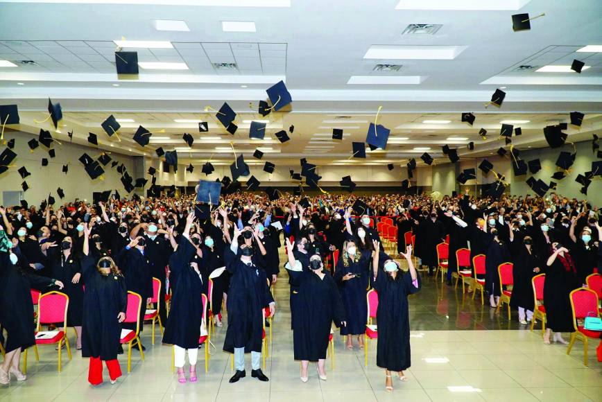 Llenos de entusiasmo y alegría llegaron 593 nuevos profesionales a recibir su título académico universitario de la Universidad Nacional Autónoma de Honduras en el Valle de Sula.