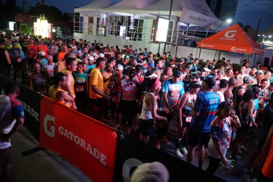 Miles de corredores esperaron pacientemente la hora de salida. 