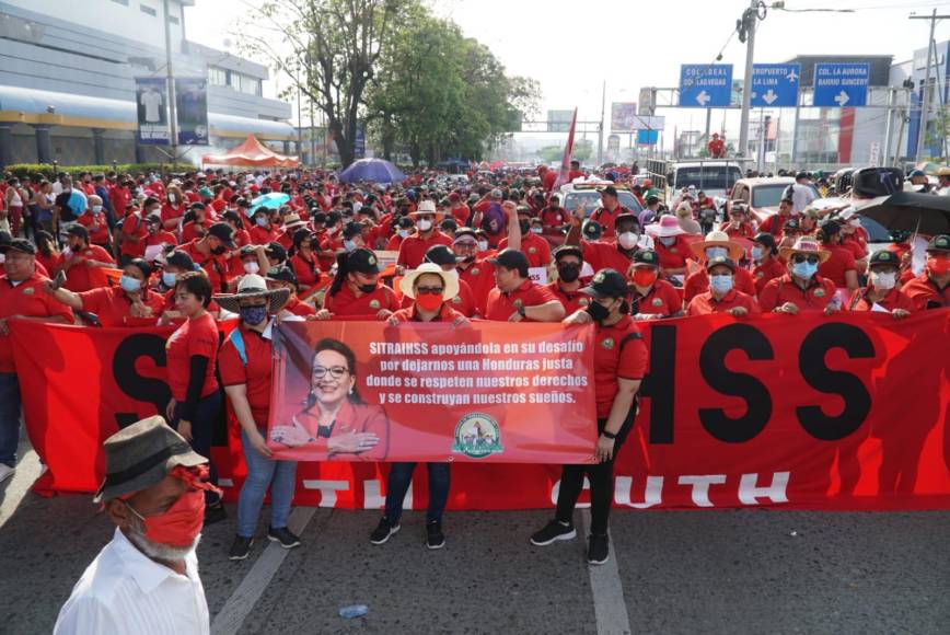La marcha, que junta a muchos sindicatos, comenzó desde el centro comercial Megamall y se dirige hacia la Plaza de las Banderas en el bulevar Morazán. Fotos: José Cantarero / La Prensa