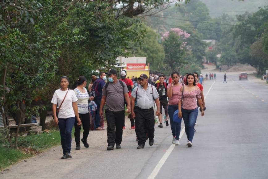 Personas que se trasladaban a sus centros de trabajo tuvieron que cruzar a pie la toma de carretera. Fotografía: La Prensa / José Cantarero. 