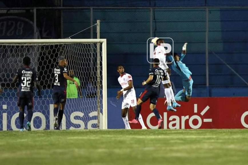 La jugada polémica que acabó en gol de Yustin Arboleda tras una mala salida de Marlon Licona.