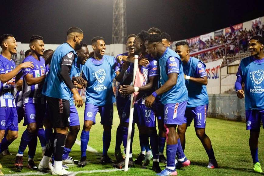 Los jugadores del Victoria celebran el gol de Óscar Suazo con el que le remontaron al Olimpia.