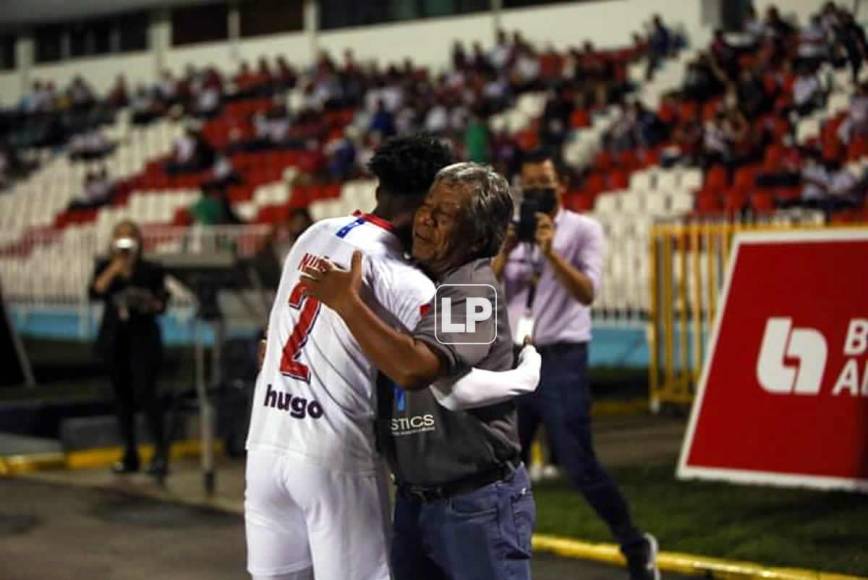 El jugador del Olimpia, Maylor Núñez, se abraza con el entrenador del Platense, Ramón ‘Primitivo‘ Maradiaga.