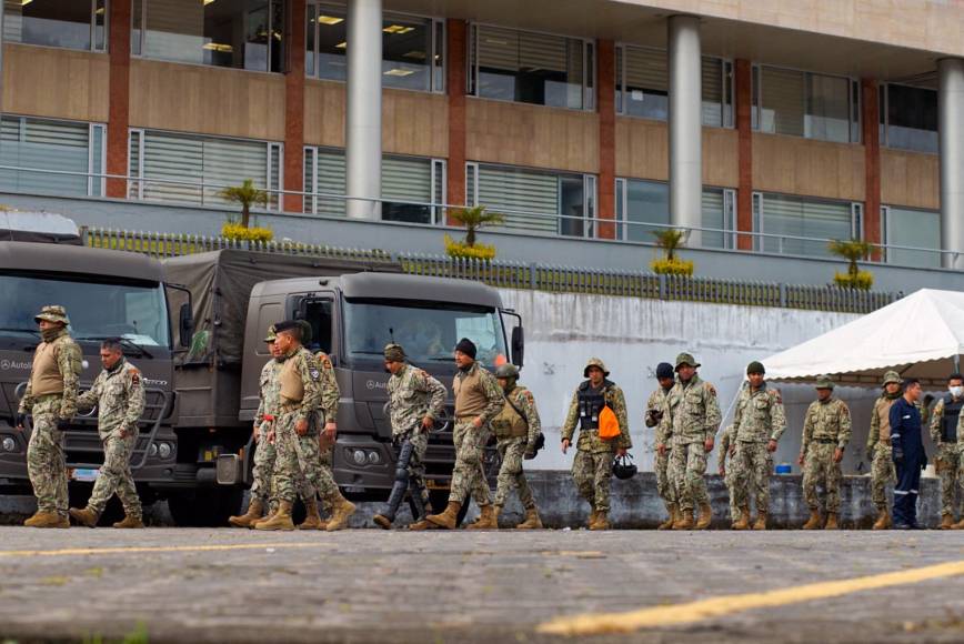Batalla campal en Quito: Protestas indígenas ponen en riesgo la democracia en Ecuador, según FFAA