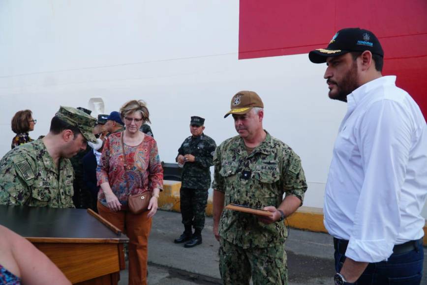 La embajadora de Estados Unidos en Honduras, Laura Dogu, y el ministro de Seguridad, Manuel Zelaya, hicieron un recorrido dentro del buque.