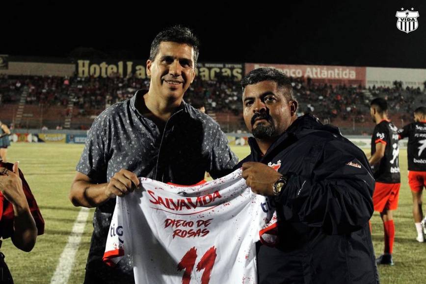 El presidente del Vida, Luis Cruz, le obsequiió una camiseta de Diego de Rosas, quien volvió a Honduras 16 años después.