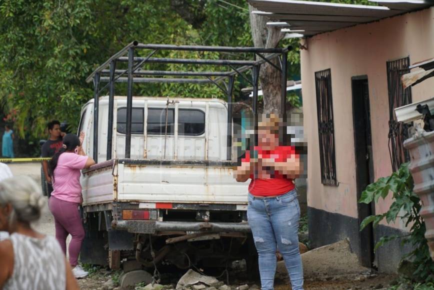 Del vehículo se bajaron cuatro individuos con chalecos antibalas y, tras meterse al taller, les dispararon en varias ocasiones con fusiles AR-15 a los dos hombres.