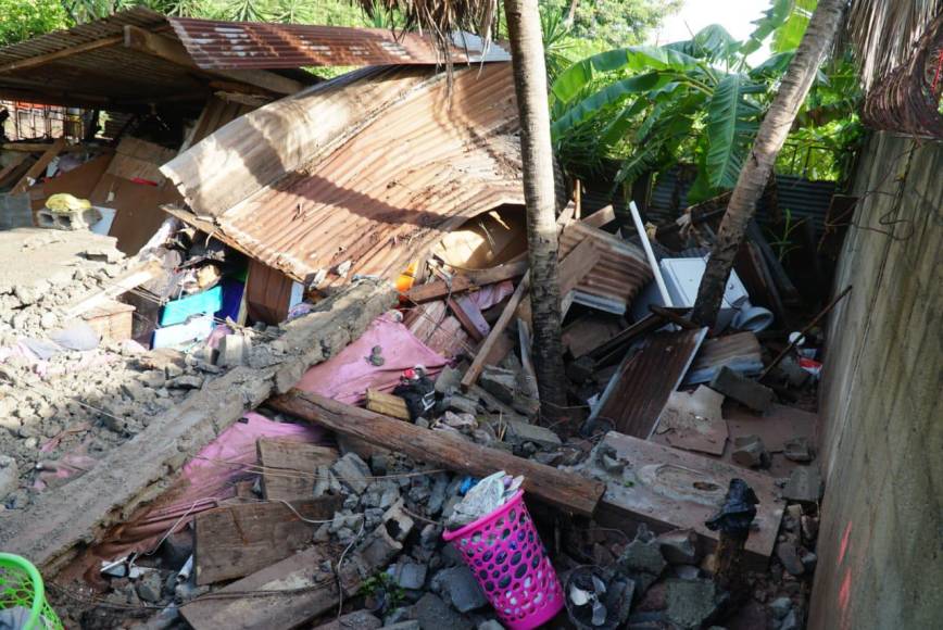 FOTOS: Colapso de muro por intensas lluvias deja dos niños fallecidos en Villanueva, Cortés