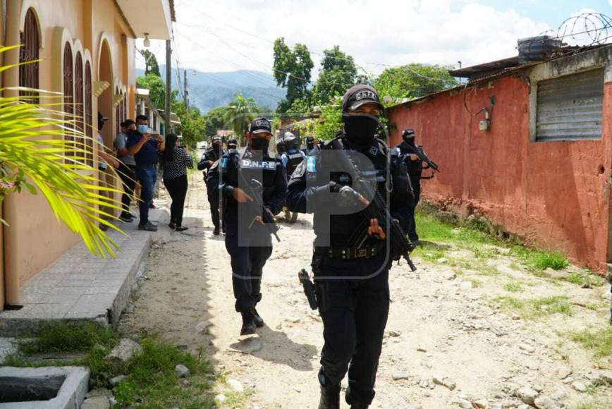 De inmediato, elementos de la Policía Nacional, Dirección Policial de Fuerzas Especiales (DPFE), Policía Militar de Orden Público (PMOP) y de la Dirección Policial Anti Maras, Pandillas y Crimen Organizado (DIPAMCO), se desplazaron en todo el sector para capturar a los presuntos mareros de la pandilla 18. 