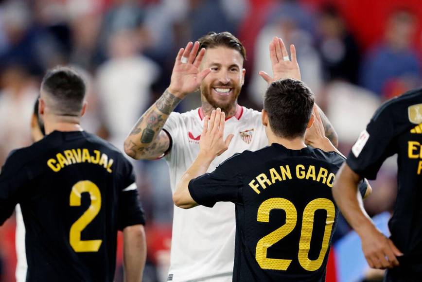 Sergio Ramos sonriendo al saludar a Fran García.