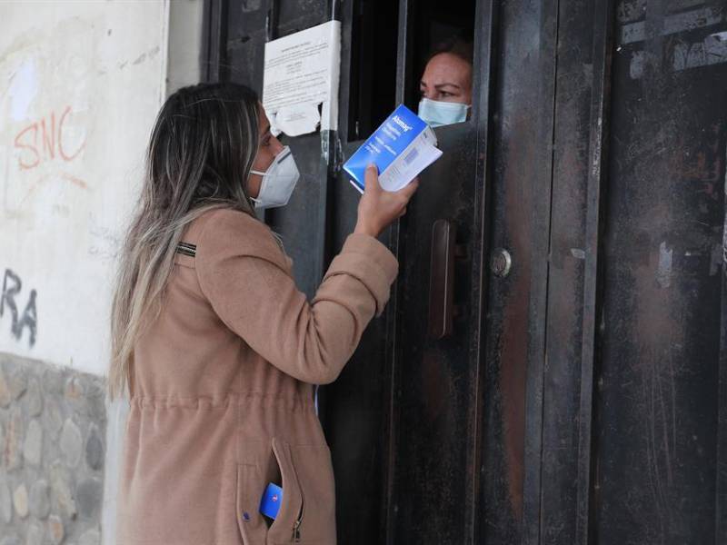 Carolina Ribera, hija de la expresidenta interina de Bolivia Jeanine Áñez, entrega un medicamento hoy en el Centro Penitenciario Femenino de Miraflores en La Paz.