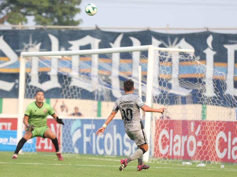 Triverio en el momento que mandó la pelota al fondo de las redes.