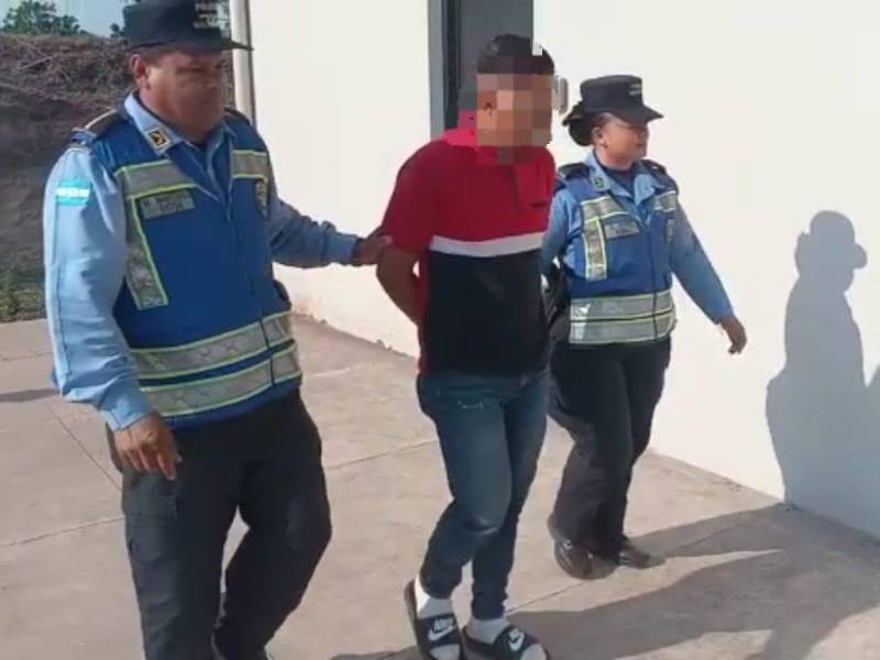 Tras cometer el hecho, el sujeto fue detenido por agentes de la Policía Nacional.